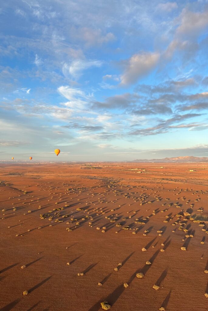 MYSTIEK MARRAKECH Marrakech is een stad van contrasten. Ontdek ze hoog boven de Agafay-woestijn in een luchtballon, zwevend over het oneindige landschap. Toch liever met beide benen op de grond? Spring op een fiets en zigzag door de oude medina, waar je langs geurige specerijenstalletjes en eeuwenoude poorten zo de schaduw van de imposante Koutoubia-moskee inrijdt. ’s Avonds duik je in de wereld van Nobu, waar Japanse specialiteiten en een uitzicht op het Atlasgebergte de perfecte afsluiter van de dag vormen.