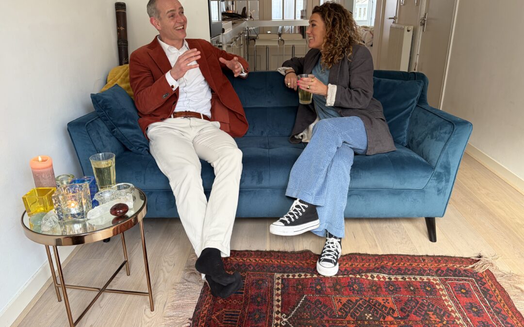 OP DE THEE BIJ: HOLISTIC BANKER NADAM SCHMIDT