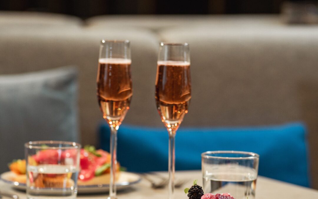 PINK BRUNCH: BOTTOMLESS BRUNCH KLEURT ROZE BIJ PINK HOTEL AMSTERDAM